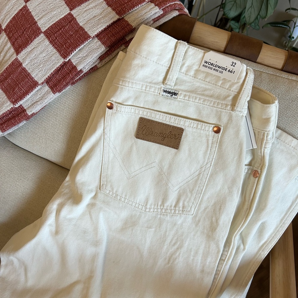 Wrangler Worldwide High Rise Jeans in White